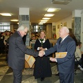 V. Slavinskas teikia diplomą grafikui R. Čarnai