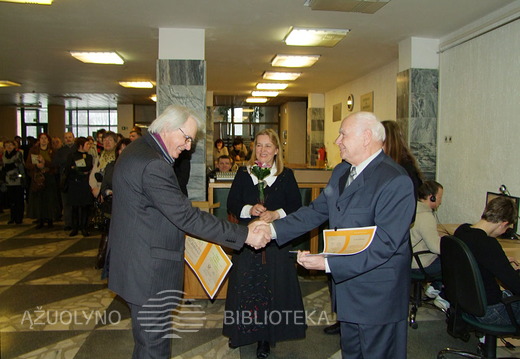 V. Slavinskas teikia diplomą grafikui R. Čarnai