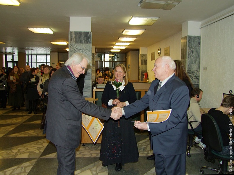 V. Slavinskas teikia diplomą grafikui R. Čarnai