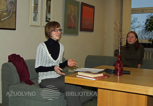 Skaitytojų klubo vadovė R. Nagelytė ir literatūros apžvalgininkė E. Valienė