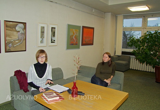 Skaitytojų klubo vadovė R. Nagelytė ir literatūros apžvalgininkė E. Valienė