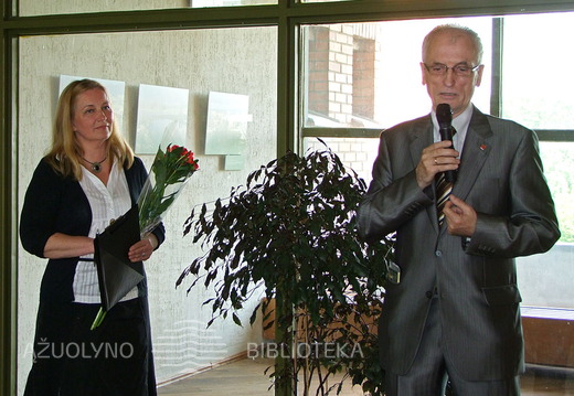 Parodos sudarytoja Rimantė Tamoliūnienė ir prof. Stanislovas Sajauskas