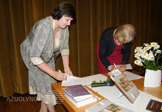 A. Naudžiūnienė ir R. Markevičienė pasirašo bendradarbiavimo sutartį