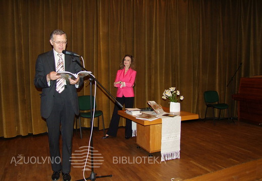 V. Kaminskas ir V. Kochanskytė skaito almanacho ištraukas