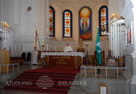 Mišias aukojo šv. Mykolo Arkangelo (Įgulos) bažnyčios rektorius karo kapelionas kapitonas T. Karklys