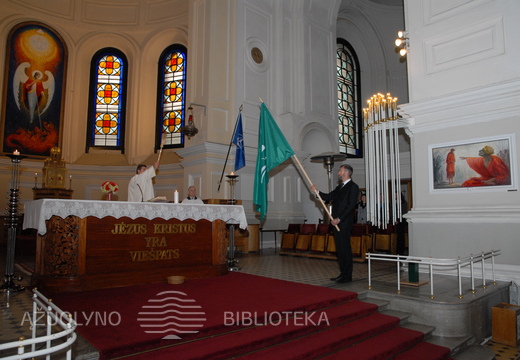 Bibliotekos vėliavos šventinimas