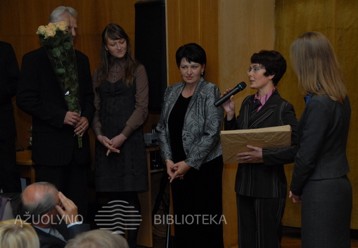 Sveikina Kauno apskrities pedagoginio muziejaus direktorė Ž. Jakaitė