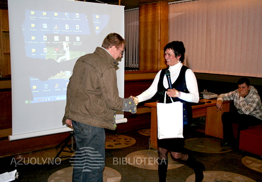 TEO atstovė teikia specialų prizą Kinomanai.lt komandai