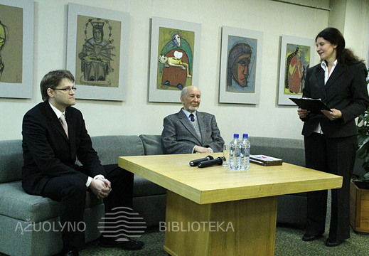 A. Zykas, prof. A. Miškinis ir Meno leidinių skyriaus vedėja S. Jomantienė