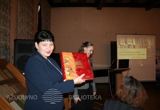 Kolektyvo įteikta knyga Kauno apskrities viešosios bibliotekos direktorei Astai Naudžiūnienei