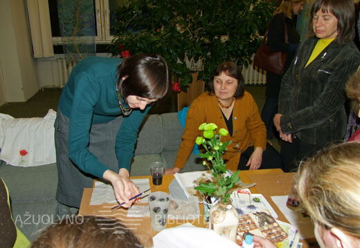 Knygų parodą pristačiusi Rūta Bielevičienė mokė ir dekupažo  ant tekstilės pagrindų