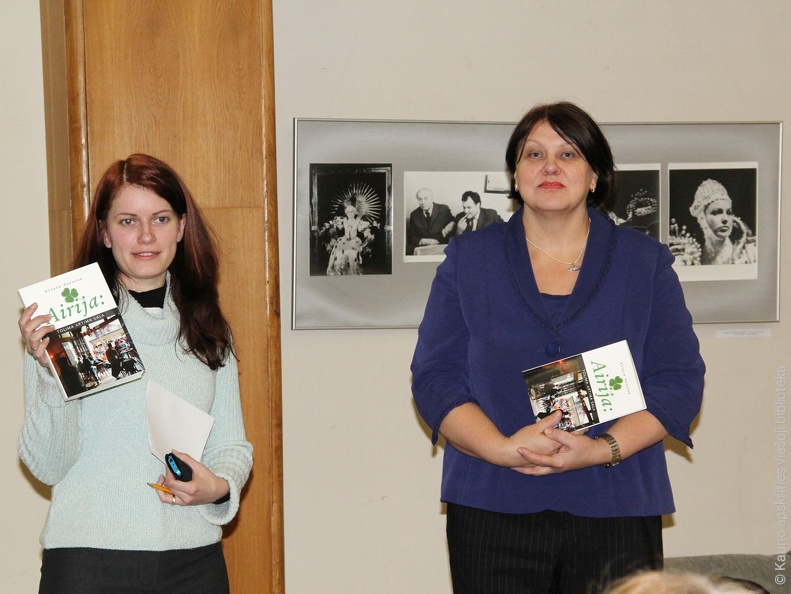 Kultūrinių renginių organizatorė Aistė Megelinskienė ir knygos autorė Elvyra Davainė
