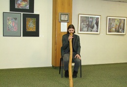 Nacionaliniu aborigenų muzikos instrumentu Didgeridoo  groja &quot;Gilė&quot; ansamblio vadovas A.Sinkevičius