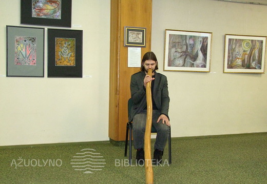 Nacionaliniu aborigenų muzikos instrumentu Didgeridoo  groja "Gilė" ansamblio vadovas A.Sinkevičius