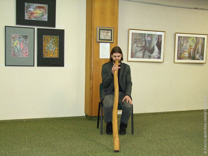 Nacionaliniu aborigenų muzikos instrumentu Didgeridoo  groja &quot;Gilė&quot; ansamblio vadovas A.Sinkevičius