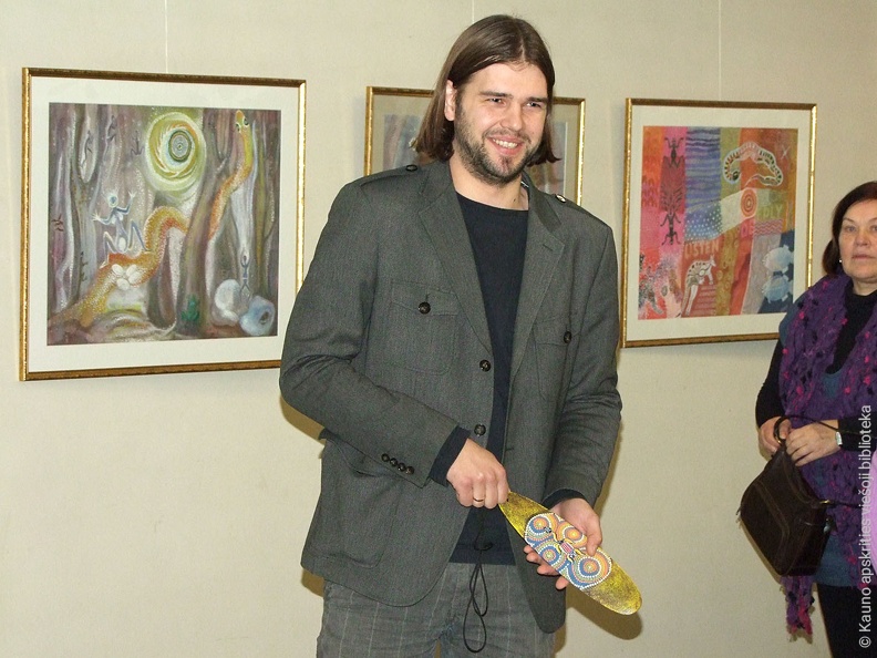 Dar vienas aborigenų muzikos instrumentas, kurio garsas išgaunamas jį sukant 