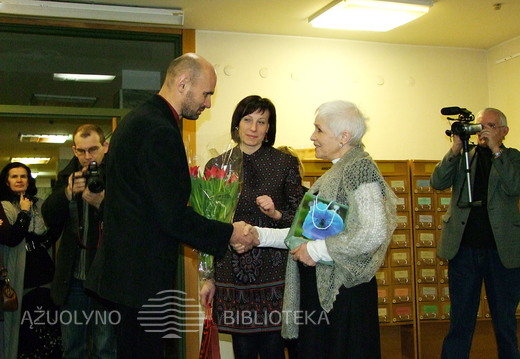 Dailininkę sveikina G.Labanauskas