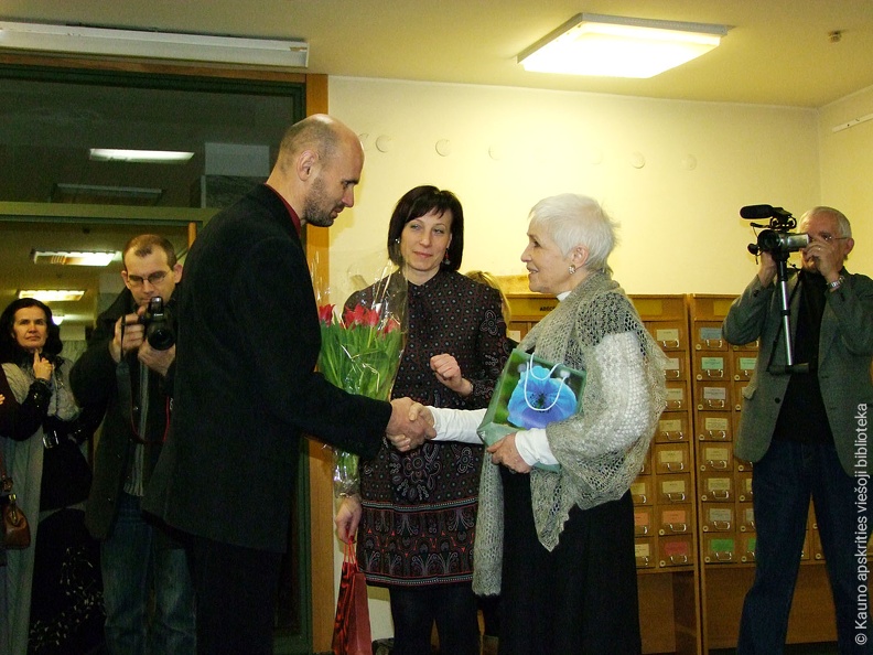 Dailininkę sveikina G.Labanauskas