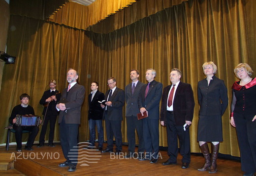 Ansamblis "Kupolė" ir vadovas A. Bernatonis (priekyje)