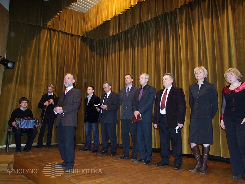 Ansamblis &quot;Kupolė&quot; ir vadovas A. Bernatonis (priekyje)