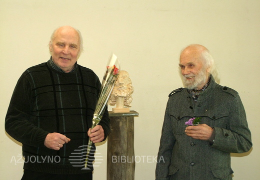 Parodos autorių sveikina tapytojas V. K. Slavinskas