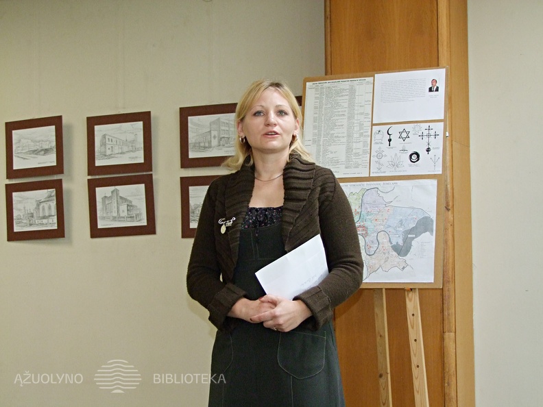 Parodą pristato bibliotekos darbuotoja V.Gerasimovienė