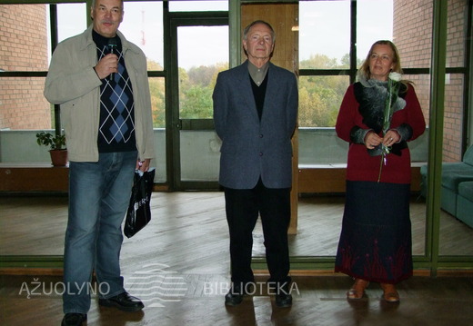 Pirmas iš kairės - Lietuvos rašytojų sąjungos Kauno skyriaus pirmininkas Vidmantas Kiaušas