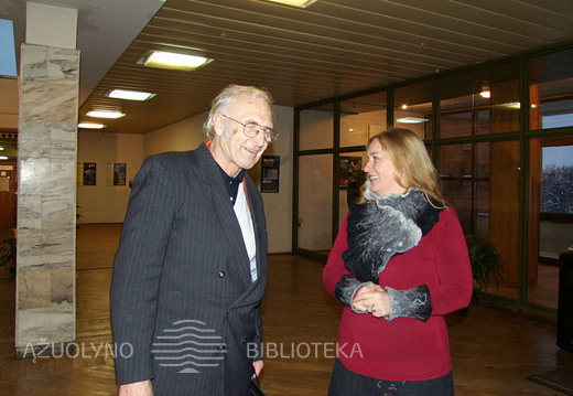 KAVB Kultūros renginių ir leidybos gr. vadovė R. Tamoliūnienė ir kolekcininkas A. Burkus