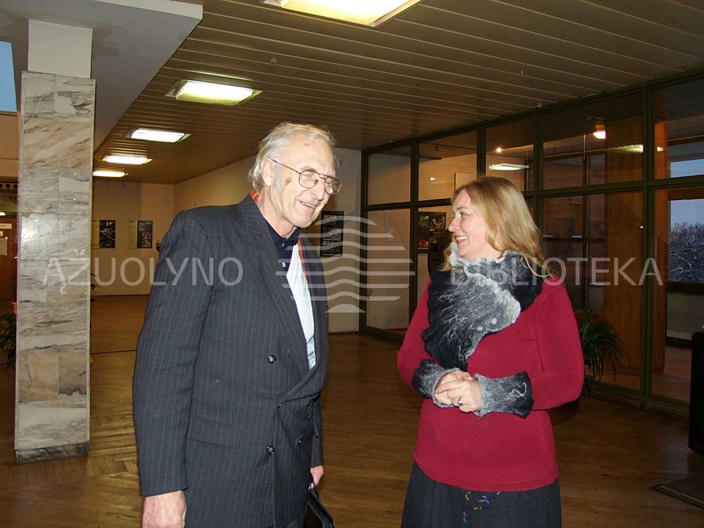 KAVB Kultūros renginių ir leidybos gr. vadovė R. Tamoliūnienė ir kolekcininkas A. Burkus