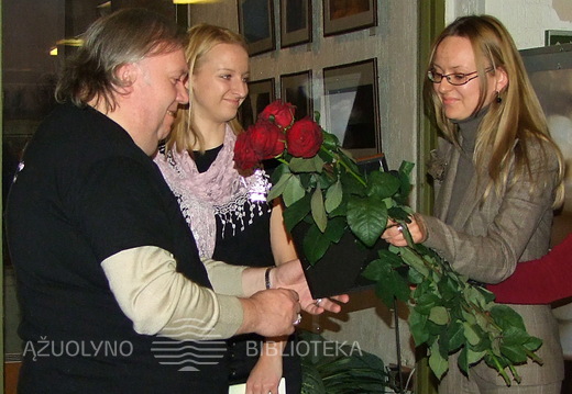 KTU FOTO studijos narius sveikina Kauno miesto savivaldybės atstovė