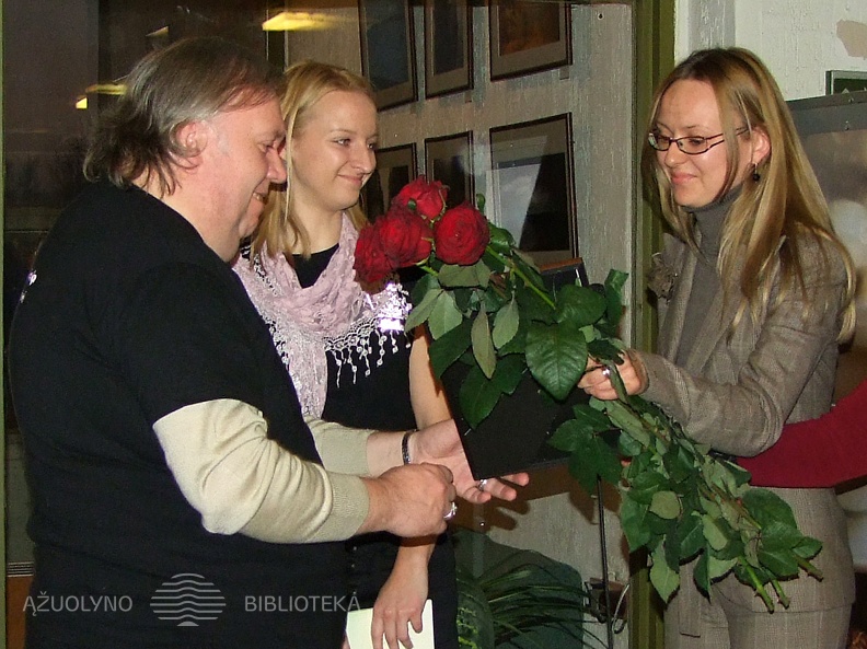 KTU FOTO studijos narius sveikina Kauno miesto savivaldybės atstovė