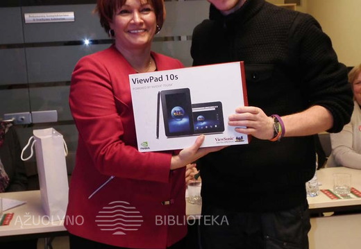 Komisijos pirmininkė Loreta Ivašauskienė su "Pecha Kucha" nugalėtoju Andriumi Nakraševičiumi