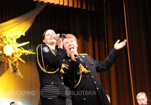 Karinių oro pajėgų fleitininkė Rita Tunkevičiūtė ir kapelmeisteris kapitonas Ričardas Kukulskis