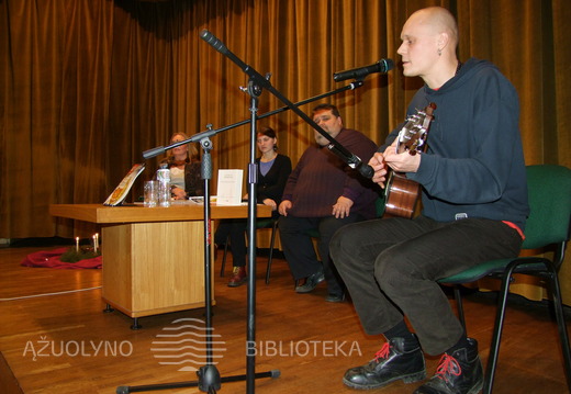Savo kūrybos dainas atlieka Bernardinai.lt kultūros redaktorius Gediminas Kajėnas