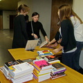 Bibliotekos savanoriai renka akcijai &quot;Knygų Kalėdos&quot; atneštas knygas