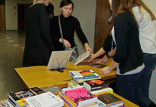 Bibliotekos savanoriai renka akcijai "Knygų Kalėdos" atneštas knygas