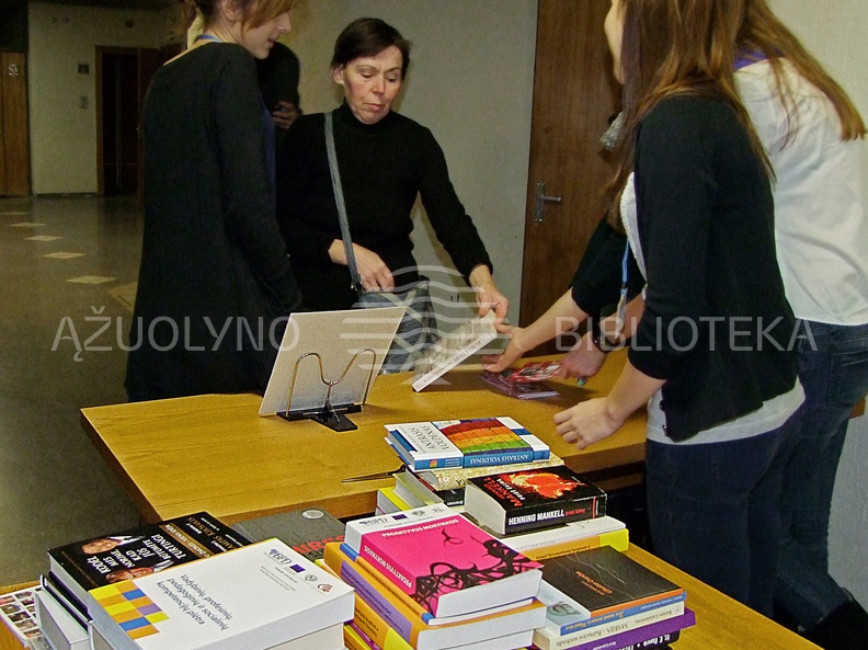 Bibliotekos savanoriai renka akcijai &quot;Knygų Kalėdos&quot; atneštas knygas