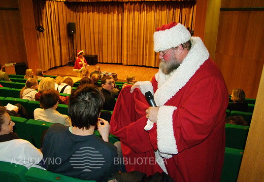 Žiūrovams dalijamos dovanėlės