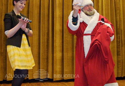 Kalėdų senelis bibliotekai dovanoja knygą