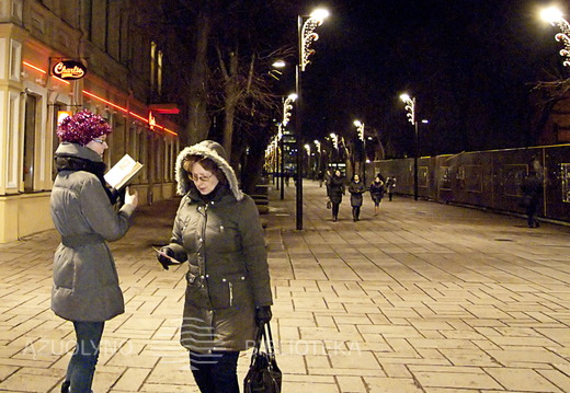 Dalijami lankstinukai, kviečiantys prisijungti prie akcijos „Knygų Kalėdos“ ir atvykti į koncertą „Kai sninga gerumu...“