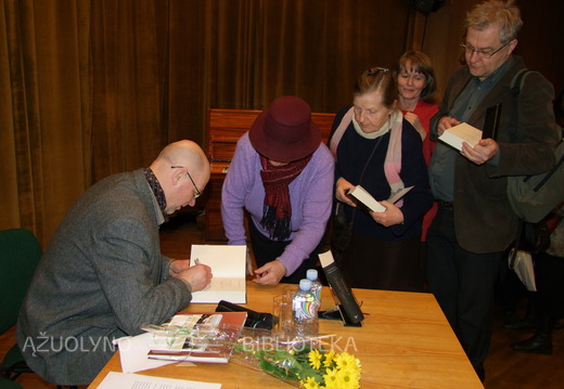 Nusidriekė eilė skaitytojų, laukiančių autografo 