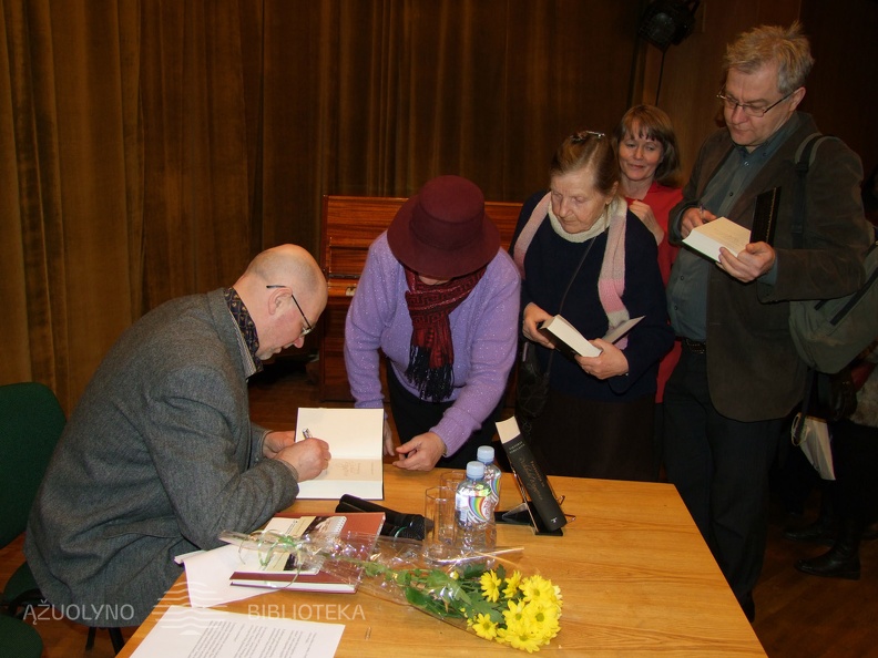 Nusidriekė eilė skaitytojų, laukiančių autografo 