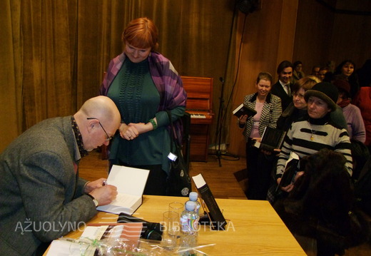 Nusidriekė eilė skaitytojų, laukiančių autografo 