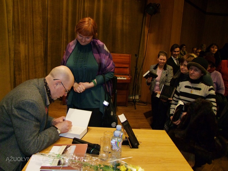 Nusidriekė eilė skaitytojų, laukiančių autografo 