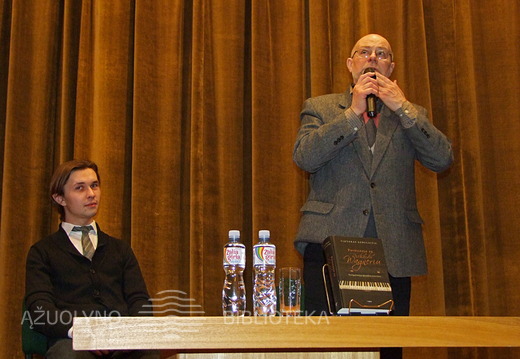 Renginio vedėjas Julijus Grickevičius ir muzikologas Viktoras Gerulaitis