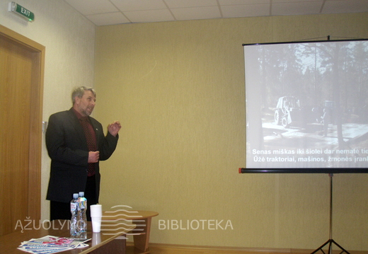 Ovidijus Butkus pristato idėją "Gamtosauginių idėjų propagavimas mokyklinių bendruomenių tarpe"