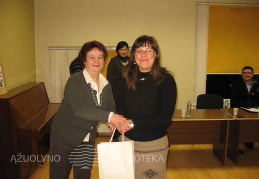 Apdovanojama trečiosios vietos nugalėtoja Ala Vochmenina