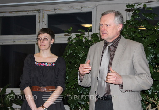 Renginio vedėja J. Kimantaitė ir VDU leidyklos direktorius J. Jaučkojis