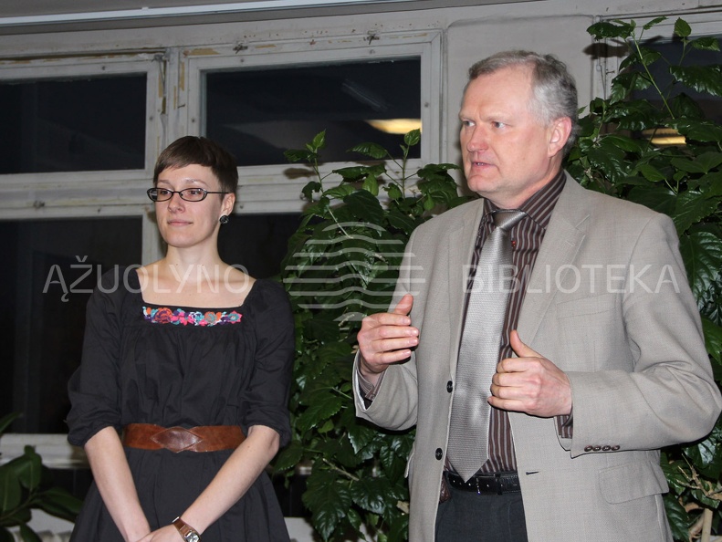 Renginio vedėja J. Kimantaitė ir VDU leidyklos direktorius J. Jaučkojis
