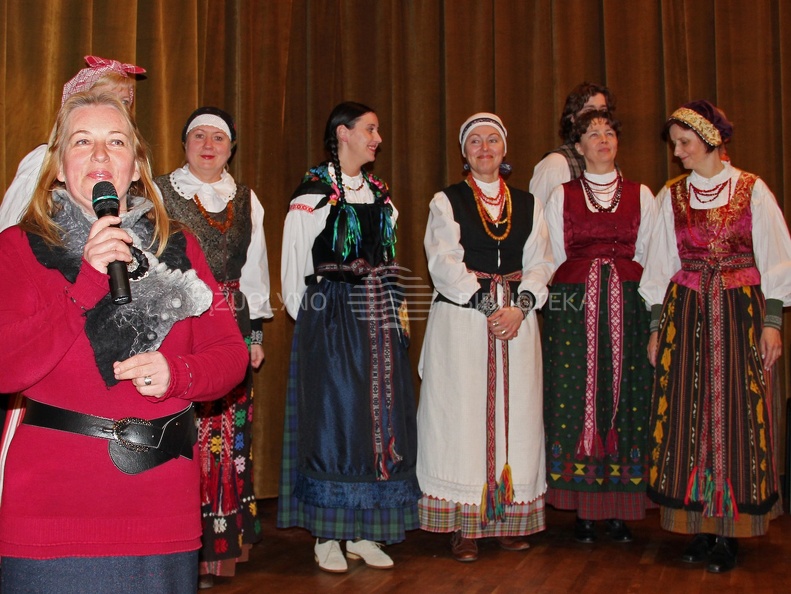 Ansamblis &quot;Kupolė&quot; ir renginio vedėja R. Tamoliūnienė